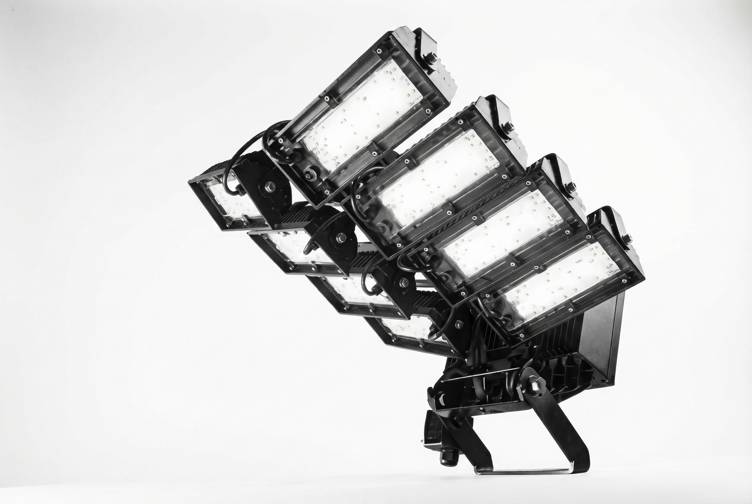 Modulair LED-armatuur met acht kantelbare gegoten aluminium behuizingen op een montagebeugel